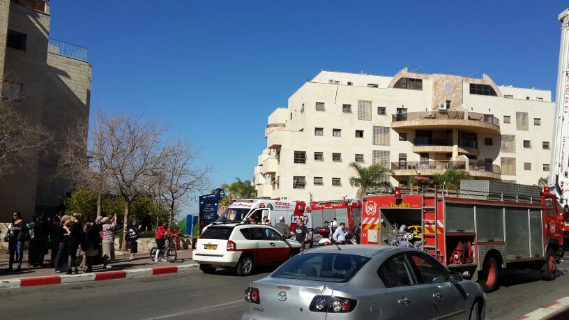 צפו: שריפה באלעד, ראש העיר ישראל פרוש התגייס