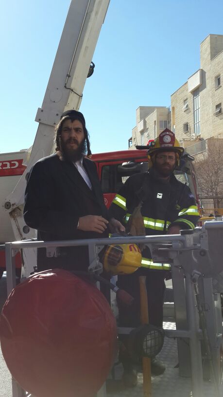 צפו: שריפה באלעד, ראש העיר ישראל פרוש התגייס