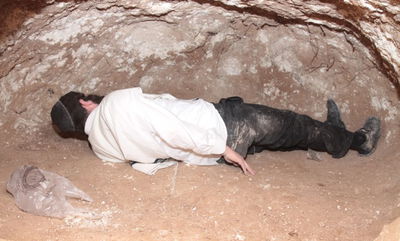 אחד המפגינים מביע את מחאתו