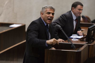 מאיים, השר יאיר לפיד