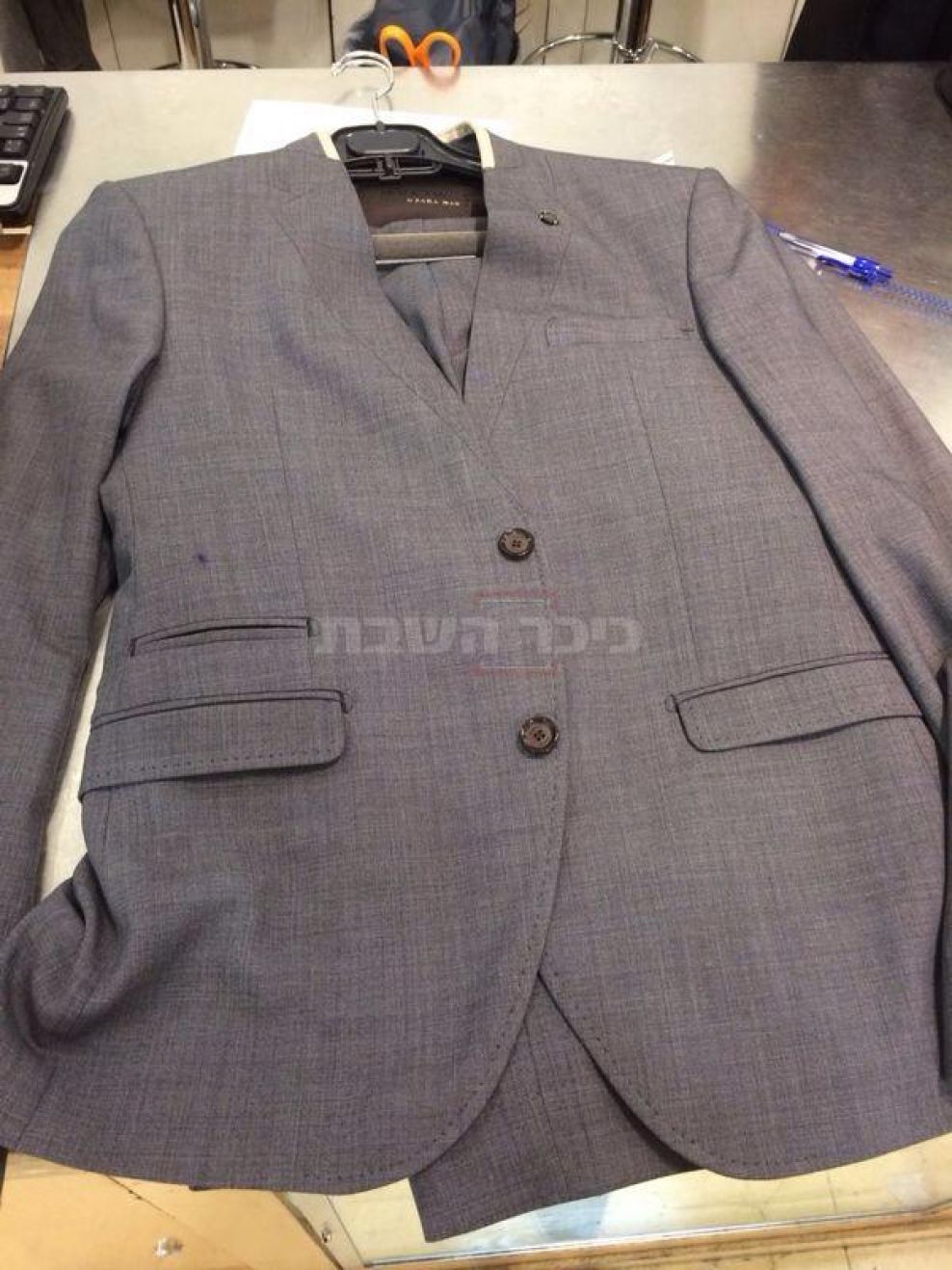 בעקבות הפרסום בכיכר השבת: רשת "ZARA" הסירה חליפות מהמדפים