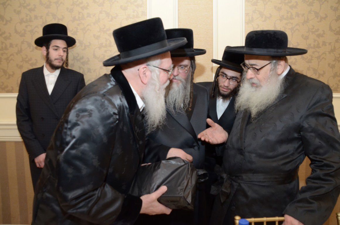 צפו בגלריה: המוהרא"ש מיבניאל חוגג אירוסין לנכדה