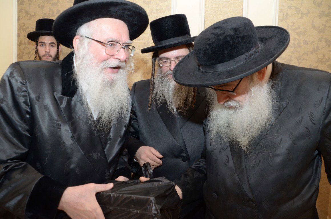 צפו בגלריה: המוהרא"ש מיבניאל חוגג אירוסין לנכדה