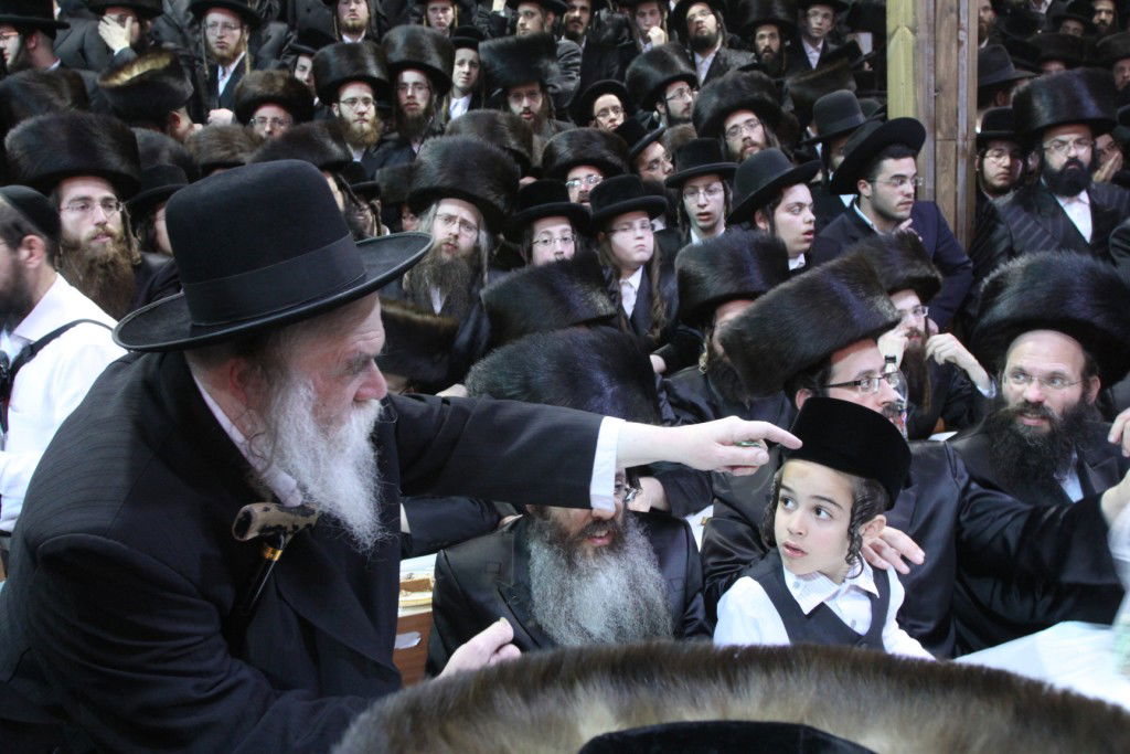 צפו: האדמו"ר מנדבורנה חיתן את בתו עם נכד האדמו"ר מהאלמין