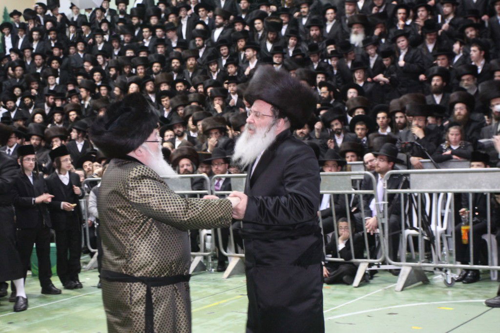 צפו: האדמו"ר מנדבורנה חיתן את בתו עם נכד האדמו"ר מהאלמין