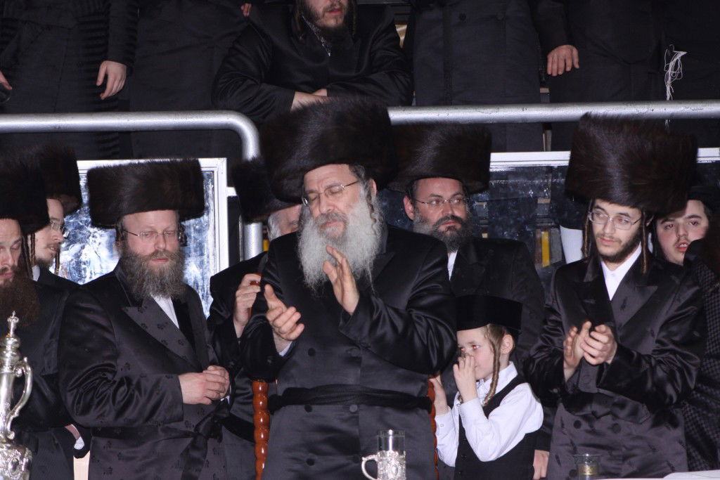 צפו: האדמו"ר מנדבורנה חיתן את בתו עם נכד האדמו"ר מהאלמין