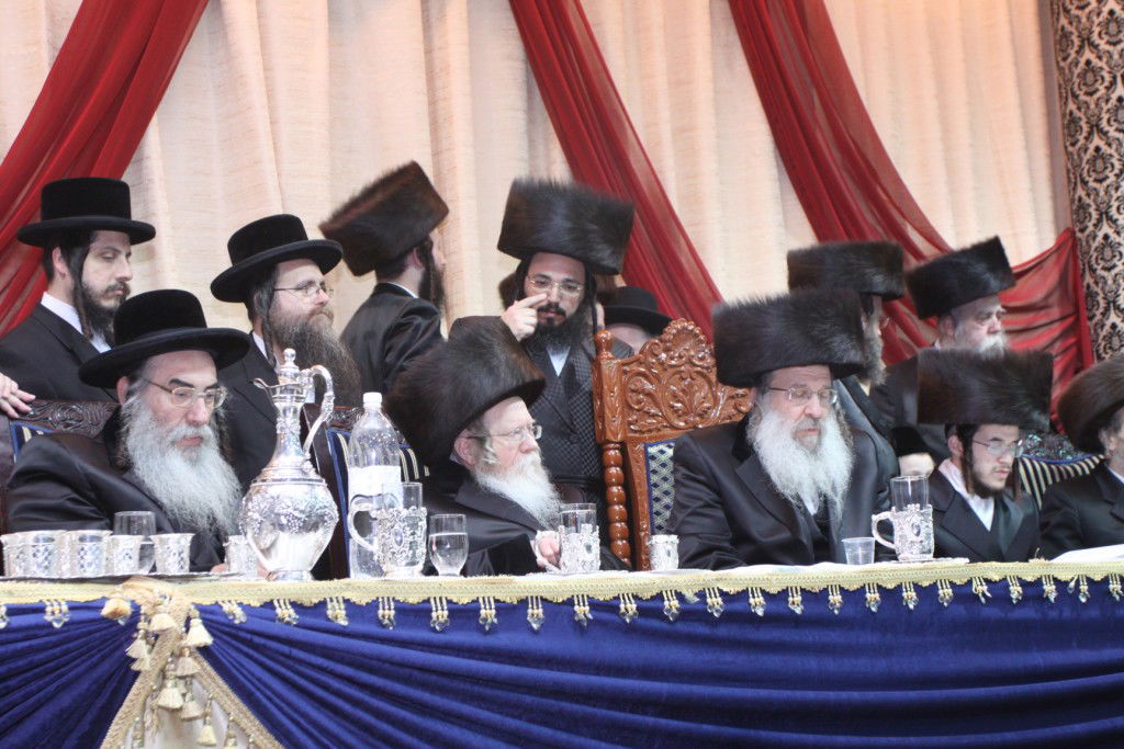 צפו: האדמו"ר מנדבורנה חיתן את בתו עם נכד האדמו"ר מהאלמין