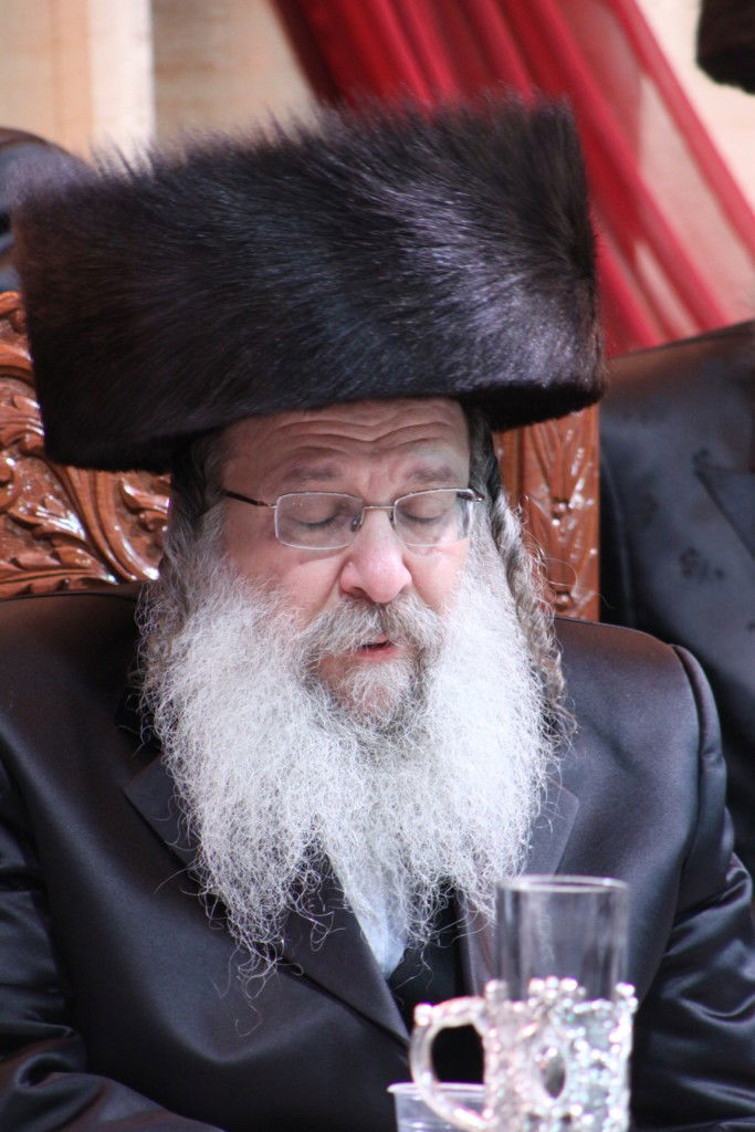 צפו: האדמו"ר מנדבורנה חיתן את בתו עם נכד האדמו"ר מהאלמין