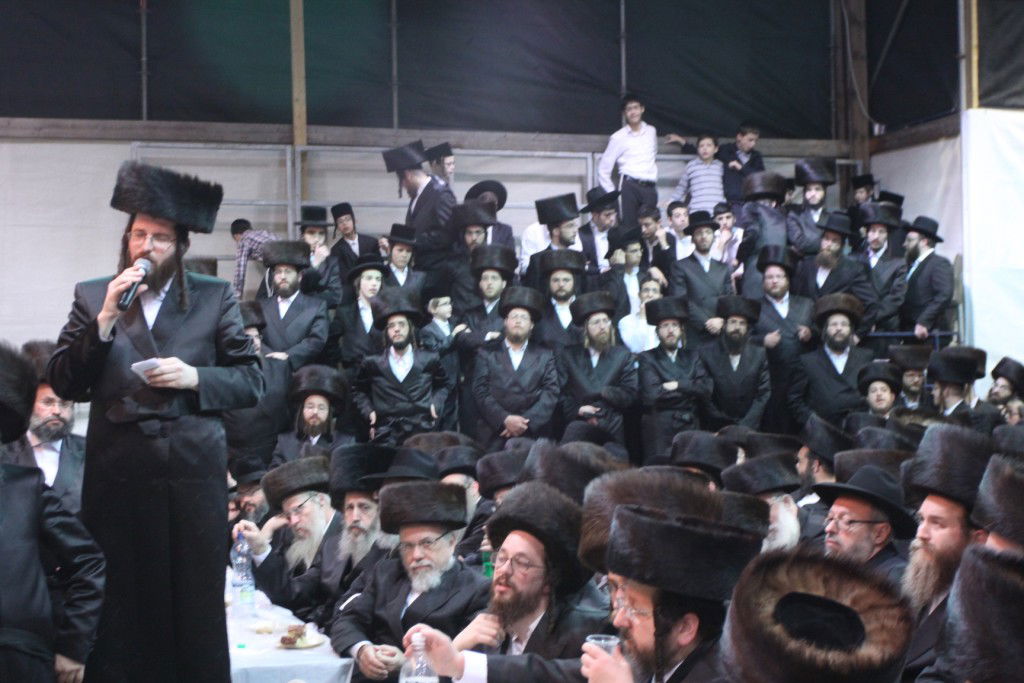 צפו: האדמו"ר מנדבורנה חיתן את בתו עם נכד האדמו"ר מהאלמין