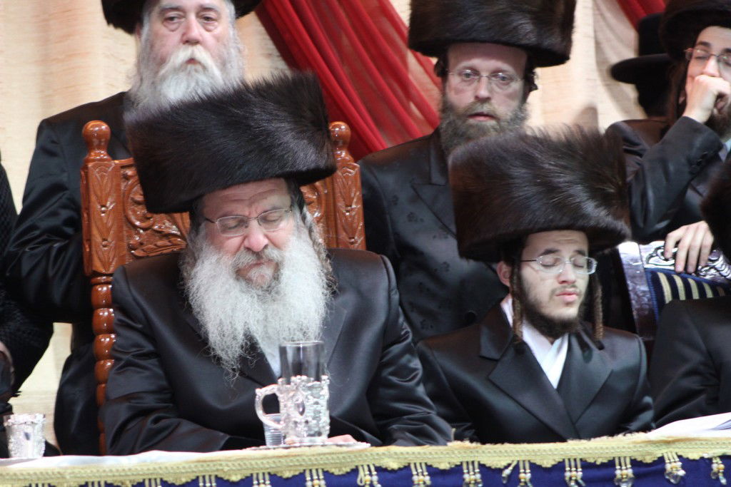 צפו: האדמו"ר מנדבורנה חיתן את בתו עם נכד האדמו"ר מהאלמין