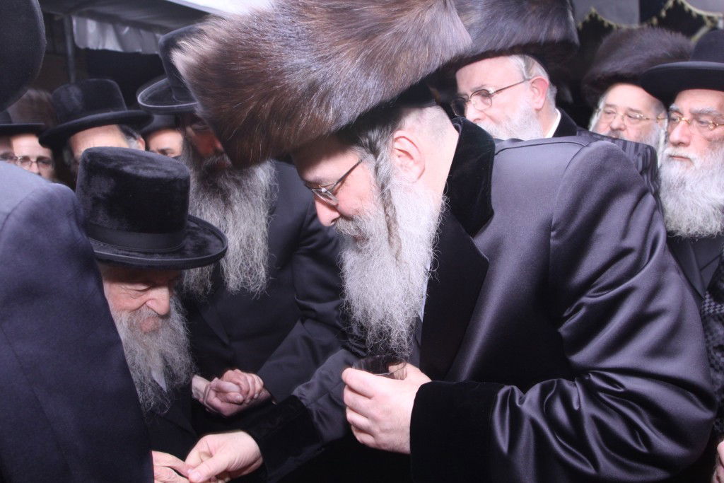 צפו: האדמו"ר מנדבורנה חיתן את בתו עם נכד האדמו"ר מהאלמין