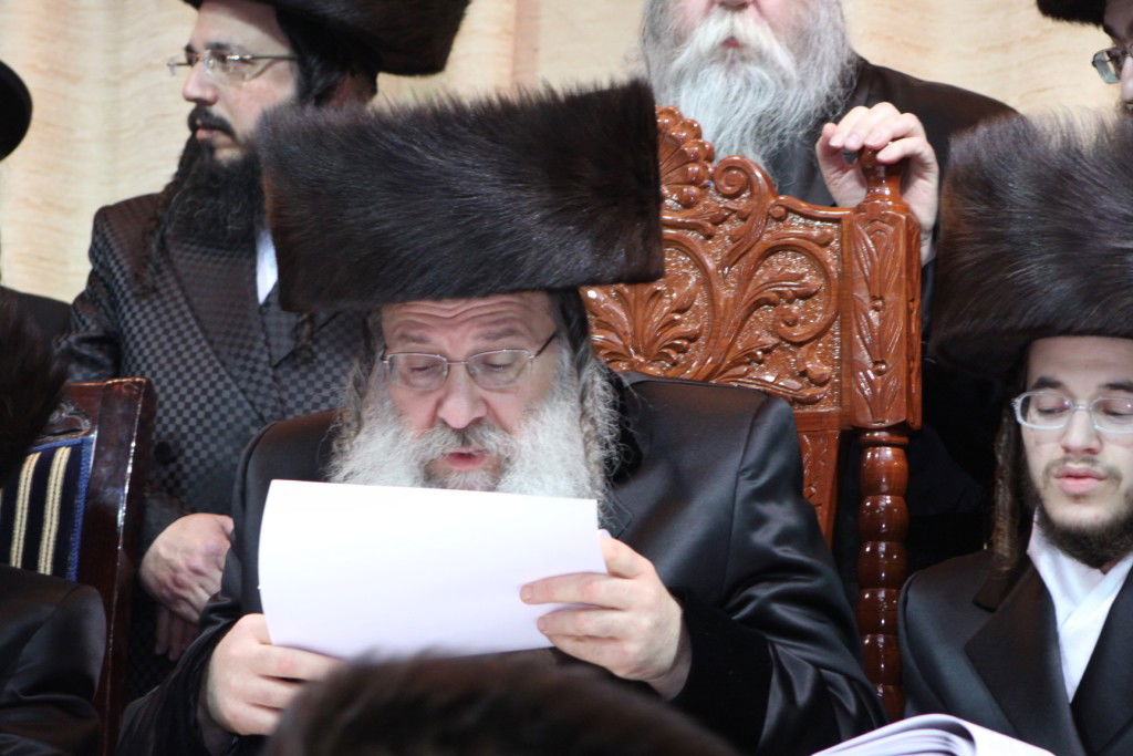 צפו: האדמו"ר מנדבורנה חיתן את בתו עם נכד האדמו"ר מהאלמין