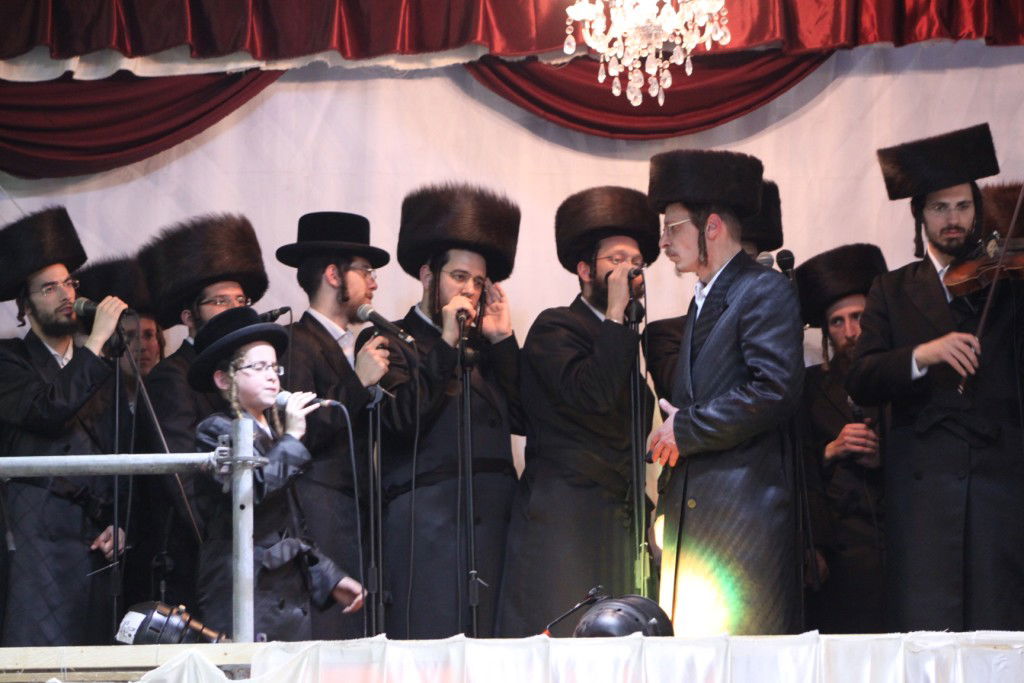 צפו: האדמו"ר מנדבורנה חיתן את בתו עם נכד האדמו"ר מהאלמין