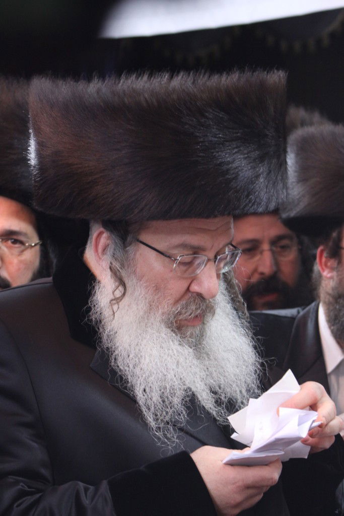 צפו: האדמו"ר מנדבורנה חיתן את בתו עם נכד האדמו"ר מהאלמין