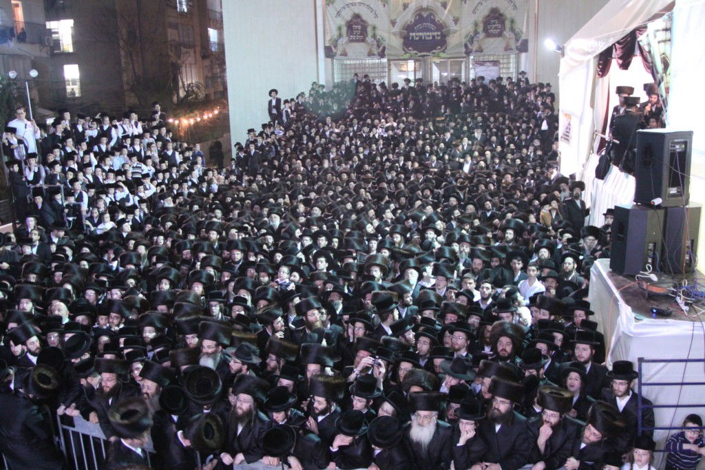 צפו: האדמו"ר מנדבורנה חיתן את בתו עם נכד האדמו"ר מהאלמין