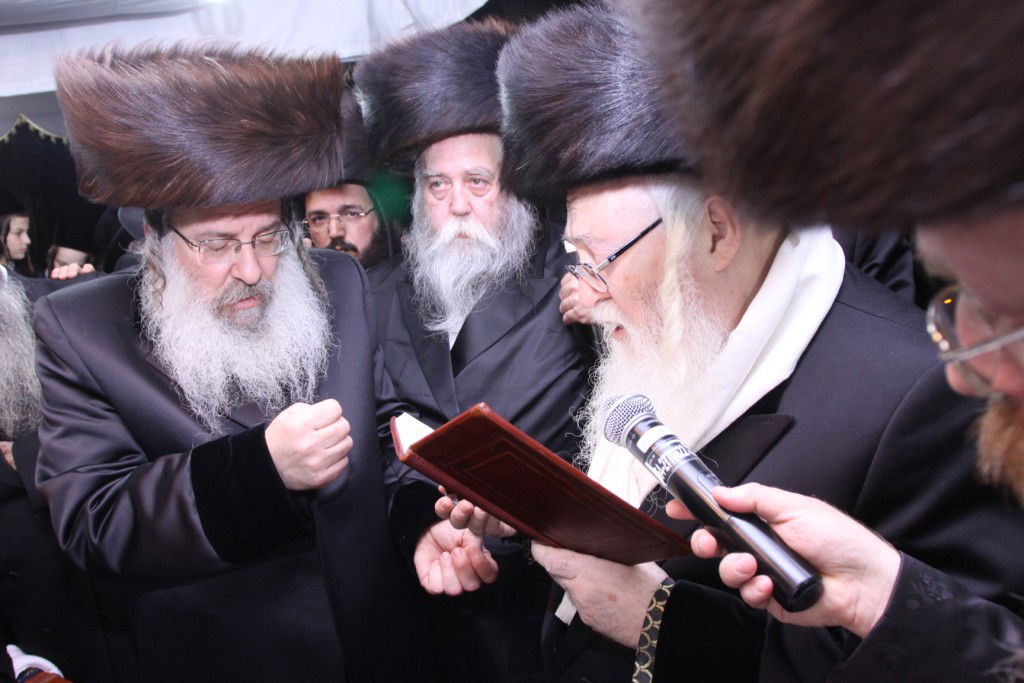 צפו: האדמו"ר מנדבורנה חיתן את בתו עם נכד האדמו"ר מהאלמין