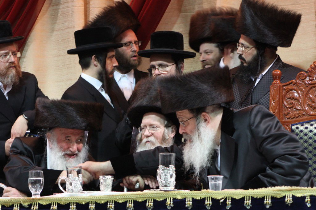 צפו: האדמו"ר מנדבורנה חיתן את בתו עם נכד האדמו"ר מהאלמין