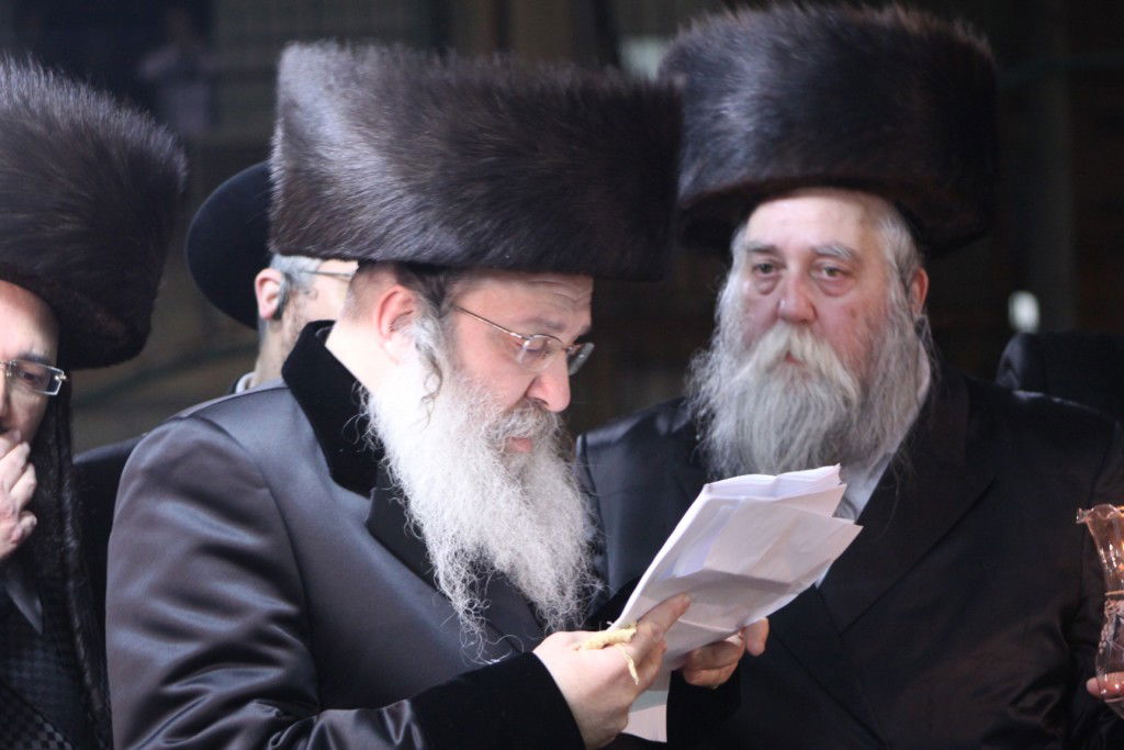 צפו: האדמו"ר מנדבורנה חיתן את בתו עם נכד האדמו"ר מהאלמין