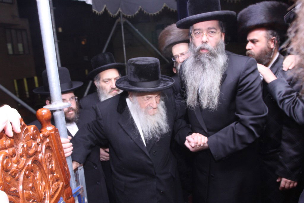 צפו: האדמו"ר מנדבורנה חיתן את בתו עם נכד האדמו"ר מהאלמין