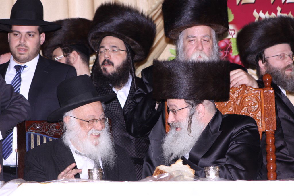 צפו: האדמו"ר מנדבורנה חיתן את בתו עם נכד האדמו"ר מהאלמין