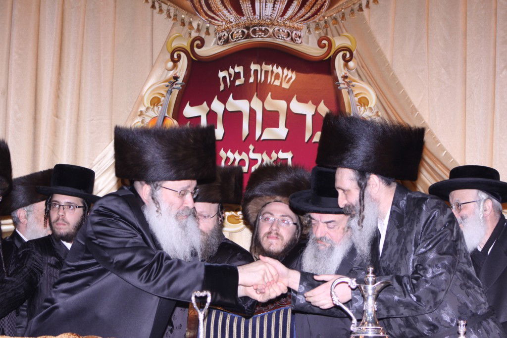 צפו: האדמו"ר מנדבורנה חיתן את בתו עם נכד האדמו"ר מהאלמין