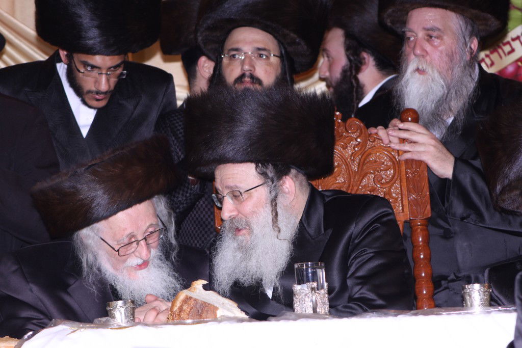 צפו: האדמו"ר מנדבורנה חיתן את בתו עם נכד האדמו"ר מהאלמין