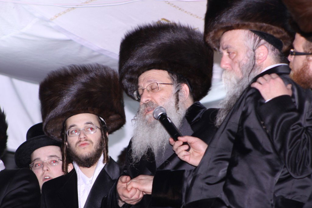 צפו: האדמו"ר מנדבורנה חיתן את בתו עם נכד האדמו"ר מהאלמין