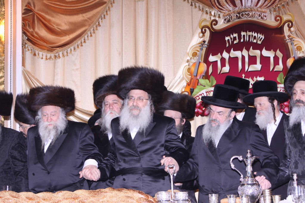 צפו: האדמו"ר מנדבורנה חיתן את בתו עם נכד האדמו"ר מהאלמין