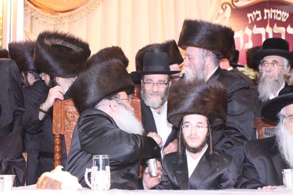 צפו: האדמו"ר מנדבורנה חיתן את בתו עם נכד האדמו"ר מהאלמין