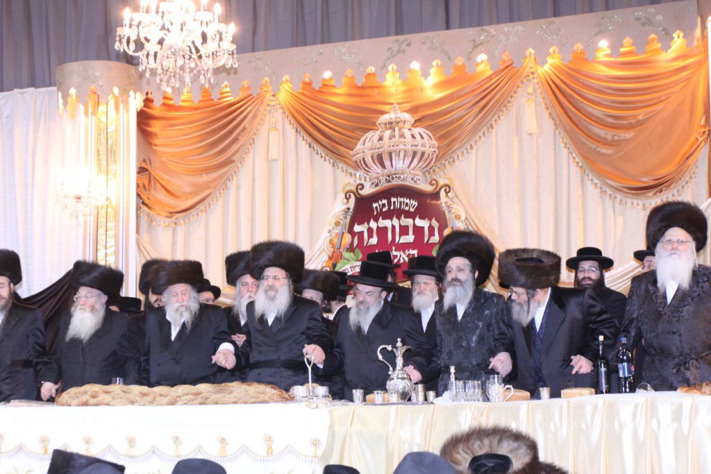 צפו: האדמו"ר מנדבורנה חיתן את בתו עם נכד האדמו"ר מהאלמין