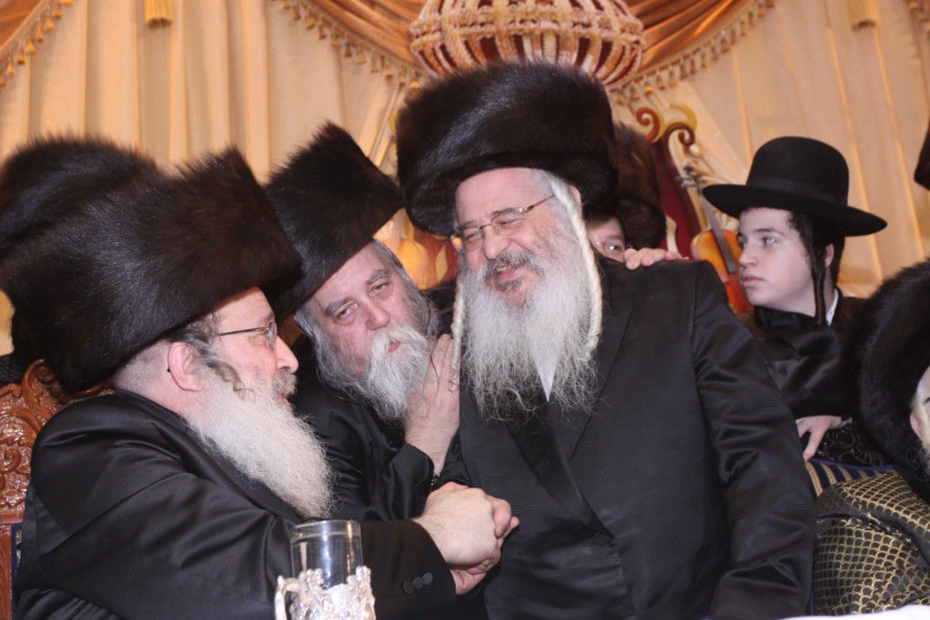 צפו: האדמו"ר מנדבורנה חיתן את בתו עם נכד האדמו"ר מהאלמין