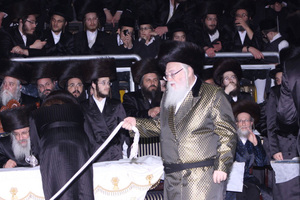 צפו: האדמו"ר מנדבורנה חיתן את בתו עם נכד האדמו"ר מהאלמין