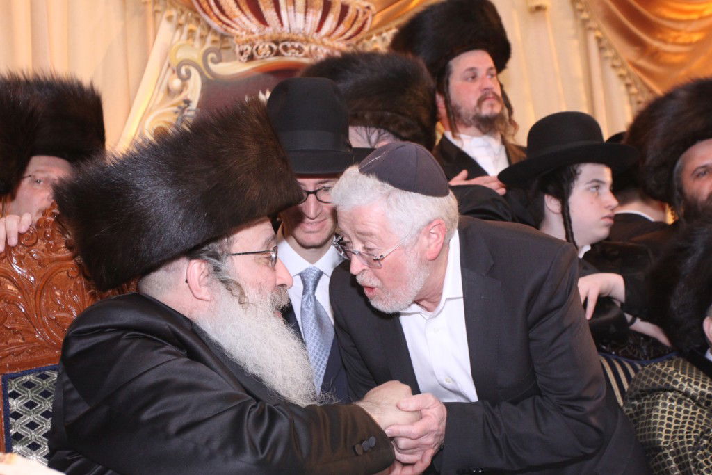 צפו: האדמו"ר מנדבורנה חיתן את בתו עם נכד האדמו"ר מהאלמין