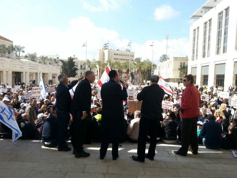 רופאי הדסה הפגינו בכיכר ספרא עם יוסי דייטש