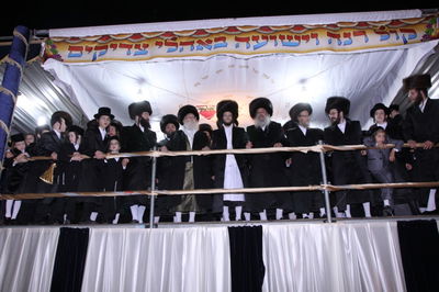 צפו: האדמו"ר מנדבורנה חיתן את בתו עם נכד האדמו"ר מהאלמין