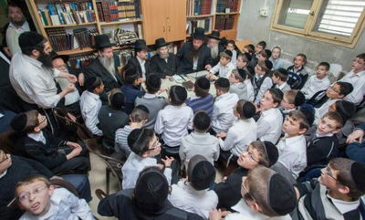מרן הגראי"ל שטיינמן בוחן ילדים בביתו • צפו בוידאו בלעדי