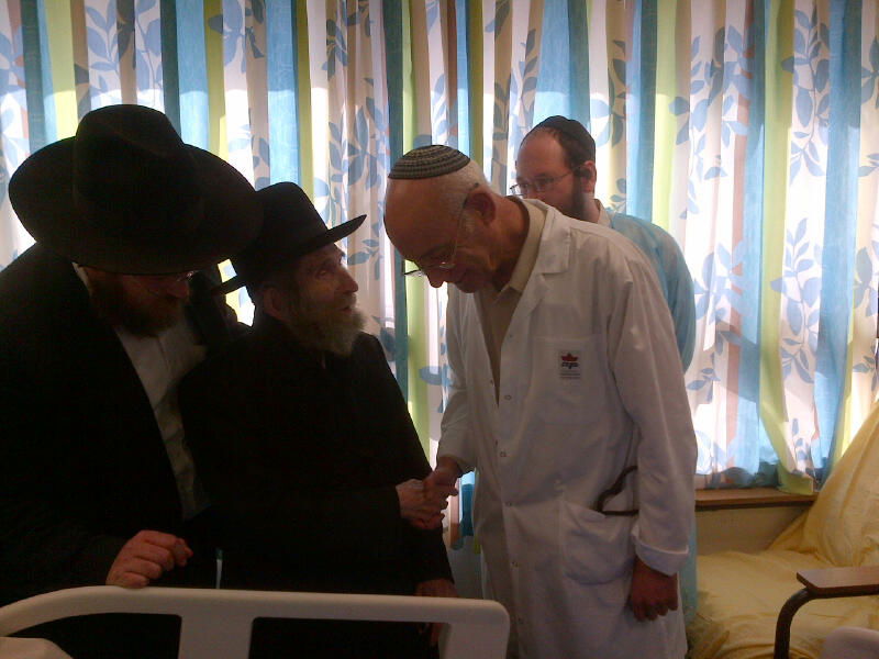 מרן הגראי"ל שטיינמן בביקור חולים אצל הגר"נ קרליץ