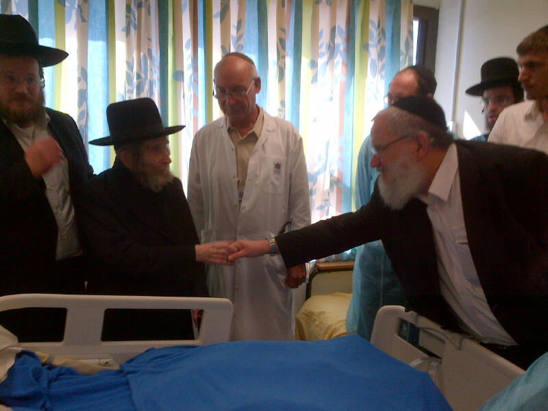 מרן הגראי"ל שטיינמן בביקור חולים אצל הגר"נ קרליץ