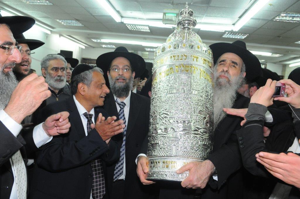 צפו: הכנסת ספר תורה לישיבת 'עטרת יצחק'