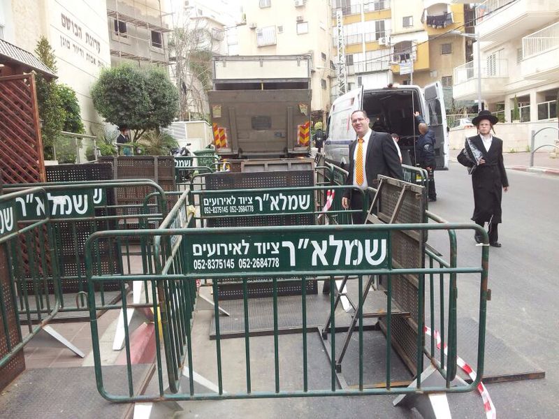 הכניסה למלון בו ייערך הכינוס, בצהריים