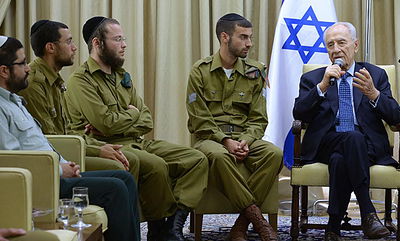 נשיא המדינה שמעון פרס עם חיילים חרדים