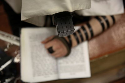 פסק הלכה: אסור לברך על תפילין שנרכשו ב"שחור"