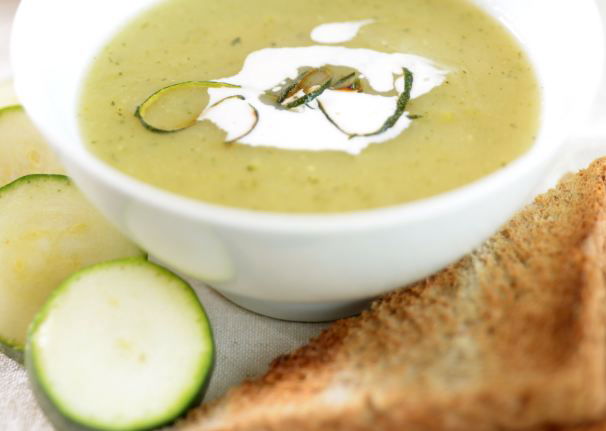 מתכון למרק קישואים לצד ברוסקטות בחמאת שום