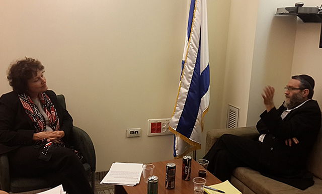 משה גפני בפגישתו עם קרנית פלוג