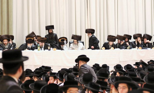 מהר"י מסאטמר במלווה מלכה עם תלמידי ישיבה קטנה