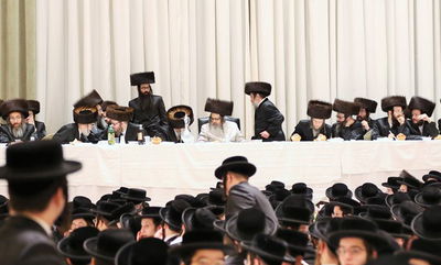 מהר"י מסאטמר במלווה מלכה עם תלמידי ישיבה קטנה