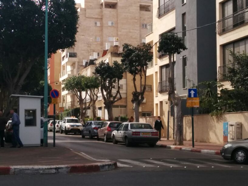 בוטקה של המאבטח בכניסה לבית בוסו