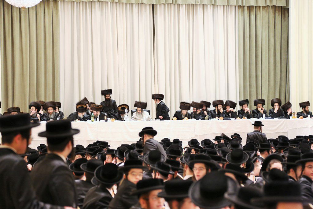 מהר"י מסאטמר במלווה מלכה עם תלמידי ישיבה קטנה