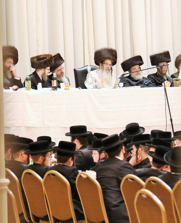 מהר"י מסאטמר במלווה מלכה עם תלמידי ישיבה קטנה