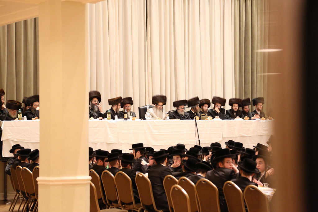 מהר"י מסאטמר במלווה מלכה עם תלמידי ישיבה קטנה